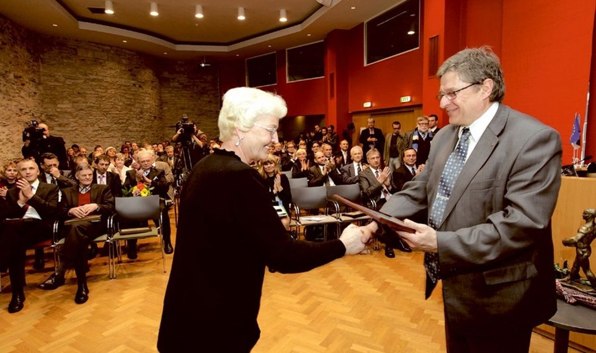     Maaülikooli preemia  pälvinud Maie Mölder  on rektor Mait Klaasseni sõnul hea ees­kuju tudengitele.
