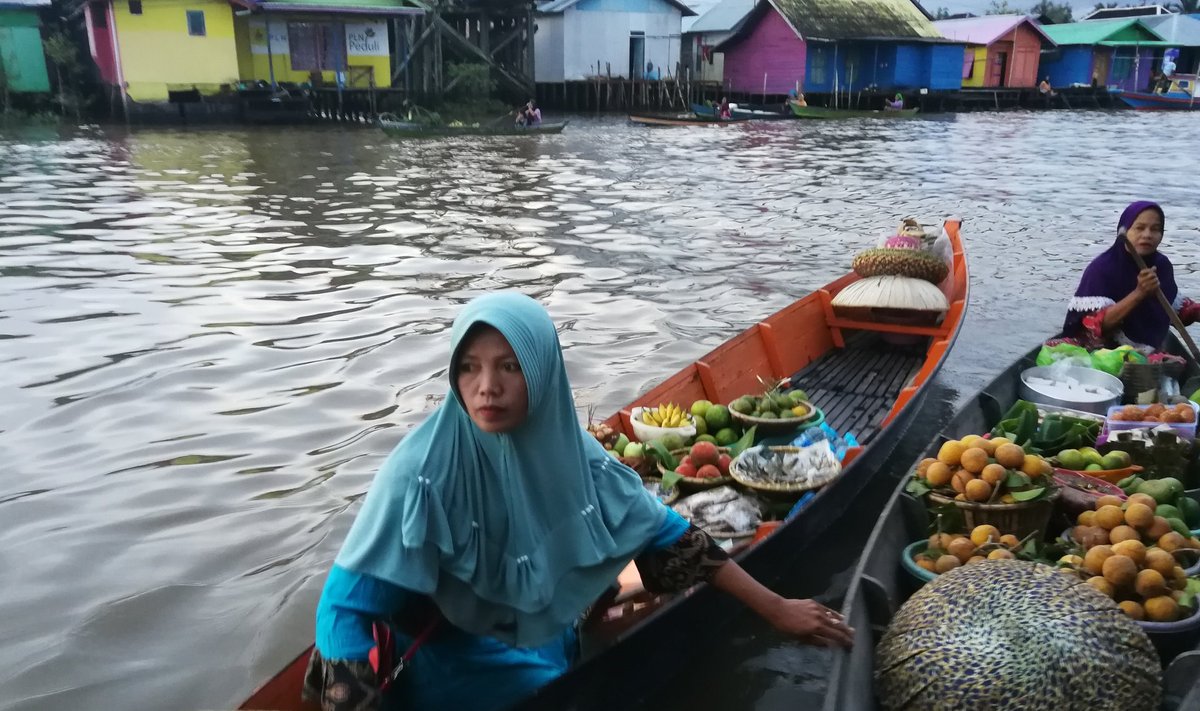 Hommikune jõeturg Kalimantanil.