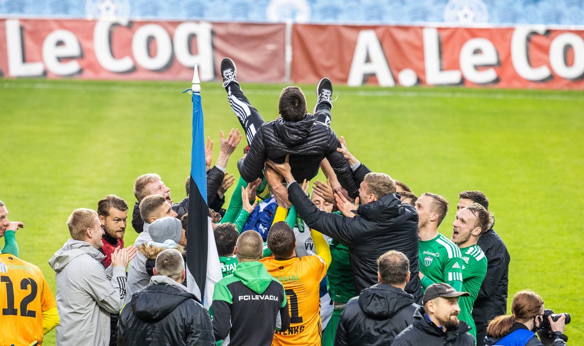 FCI Levadia mängijad viskavad karikavõidu puhul õhku meeskonna peatreenerit Marko Savicit.