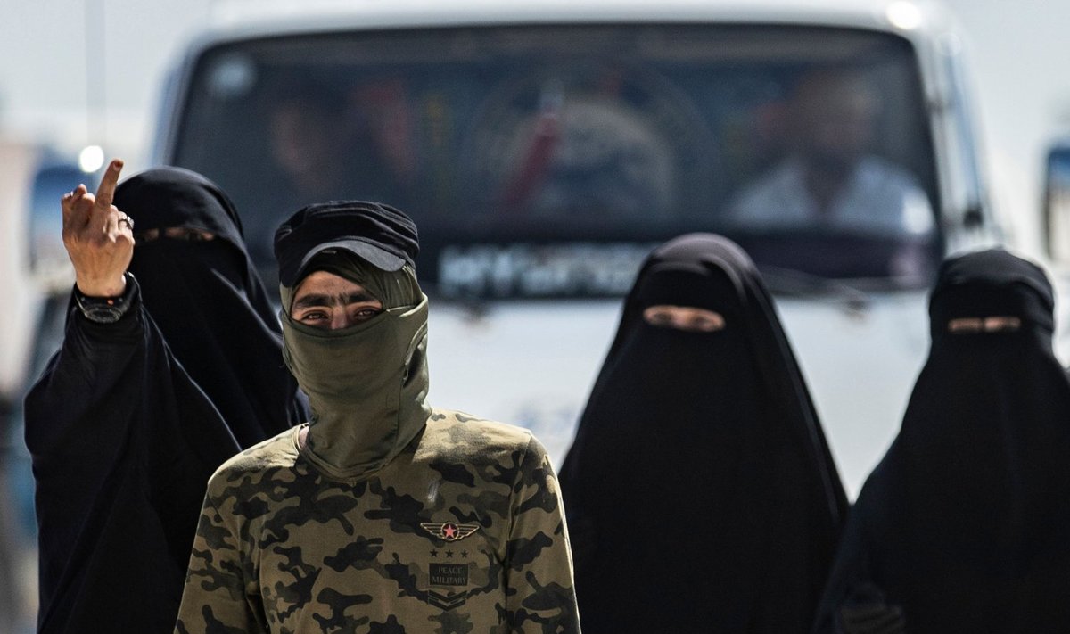 ISIS-e võitlejate väidetavad naised Al-Holi laagris koos valvuriga. 