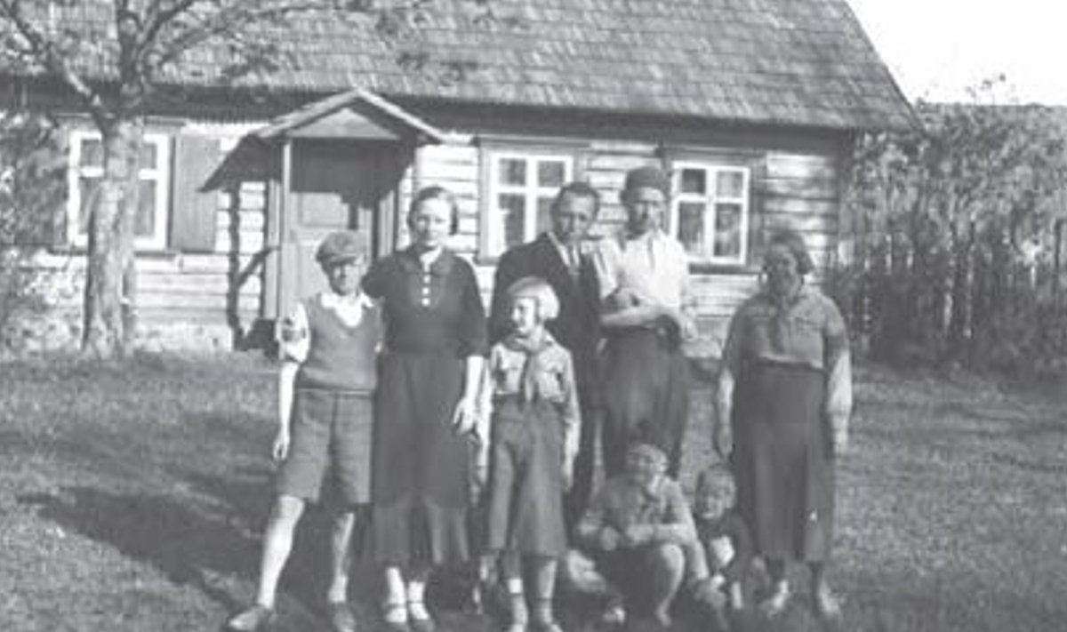 Grupipildil Delta maja ees naiskodukaitse vormis Velise kooli õpetaja Alma Maimets koos oma ja vallakirjutaja Martin Koobase lastega.