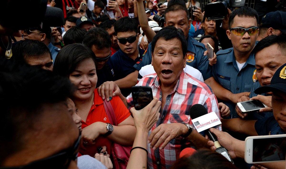 POPULAARNE POPULIST: Rodrgio Duterte ajakirjanike piiramisrõngas.