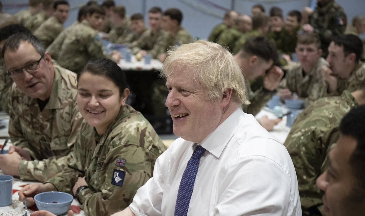 Briti peaminister Boris Johnson laupäeval Tapal sõduritega lõunatamas.