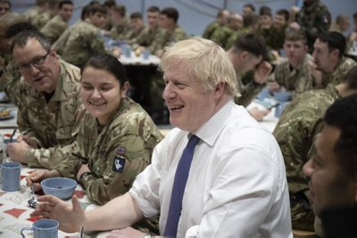 Briti peaminister Boris Johnson laupäeval Tapal sõduritega lõunatamas.