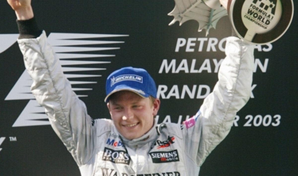 Kimi Räikkönen Malaisia GP autasustamisel