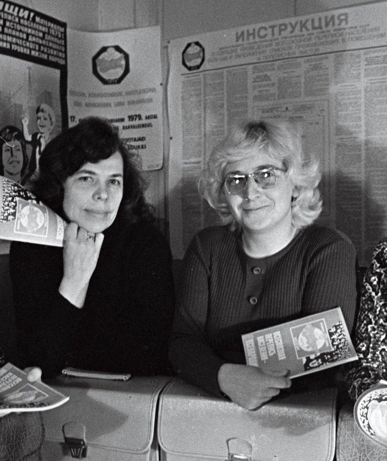 Tallinna Kalinini rajooni kolmanda rahvaloenduse osakonna rahvaloendajad Valentina Jaštšenko, Inna Mahha­rinskaja, Larissa Protas ja Valentina Zverjeva. Aasta oli 1979.