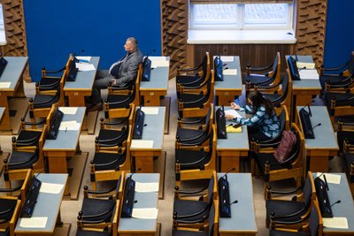 Üksik Kalle Grünthal on pärast EKRE-st välja astumist sunnitud istuma uuel kohal Riigikogu saalis.