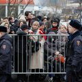 VIDEO | „Me kartsime siia tulla!“ Navalnõit koguneb ära saatma suur rahvamass, skandeeritakse tema nime
