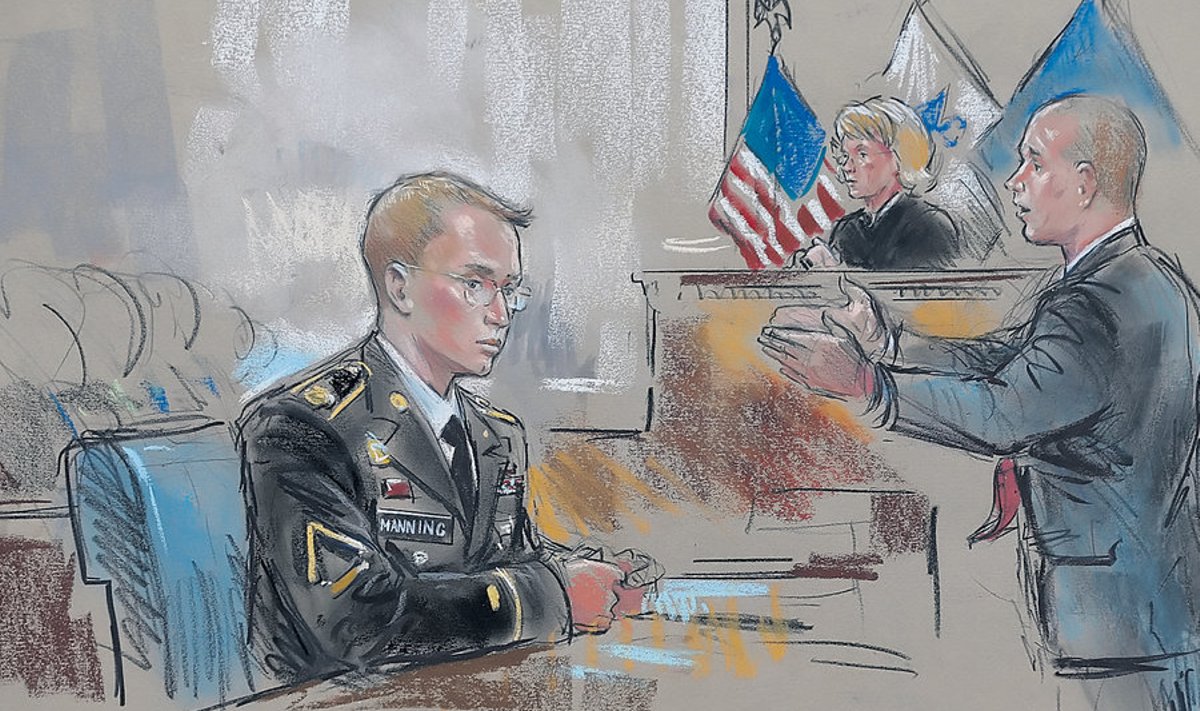 Bradley Manningu (vasakul) kaitsja David Coombs püüab kohtusaalis kohtule selgitada, miks Manning oli vilepuhuja, kes avalikustas andmeid humanistlikel eesmärkidel. Kohtunikku ta selles siiski veenda ei suuda.