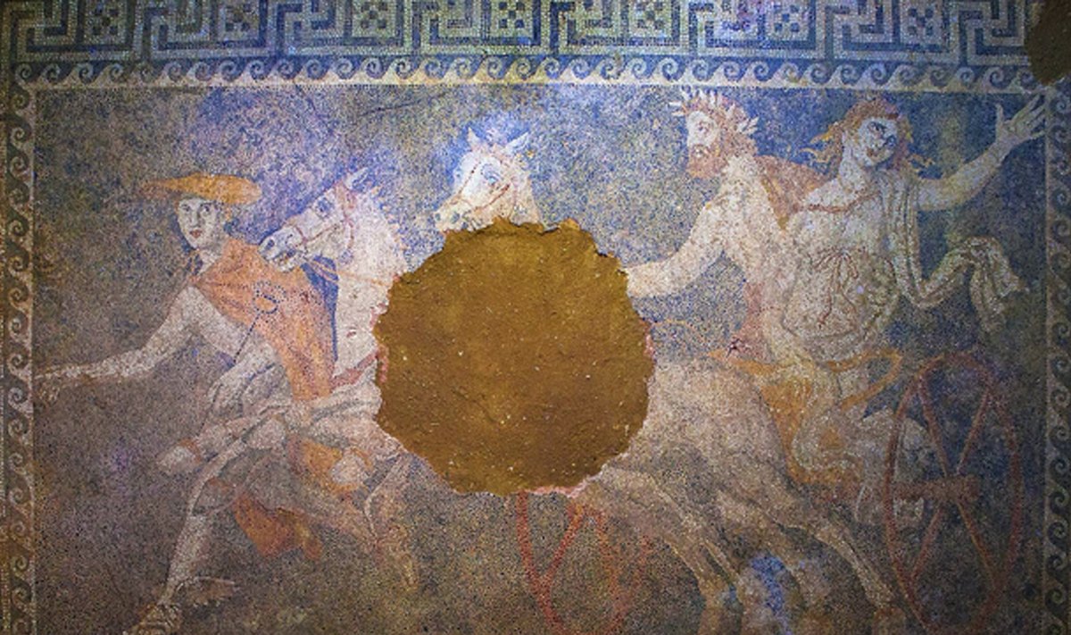 Mosaiigil kujutatud vasakpoolne noormees võib olla Aleksander Suur, kellest see oleks parim siiani leitud portree.