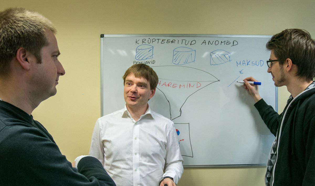 Dan Bogdanov (keskel) selgitab kolleegide abiga, kuidas Sharemindi tarkvara töötab.