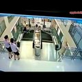 KOHUTAV VIDEO: Hiinas "neelas" eskalaator traagiliselt naise, väike laps pääses surmasuust