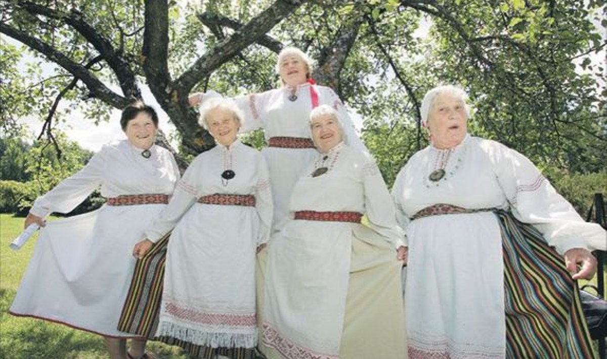 Eevi Treial, Aasa Kuusik, Maire Paju, Juta Lõhmus ja Silvia Lepik panid pildistamise ajaks selga Kodavere rahvariided. 