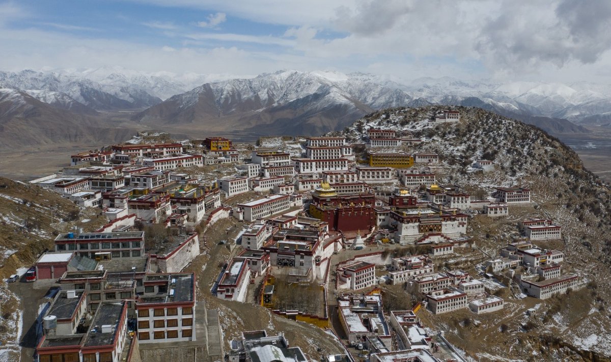 Tiibeti pealinn Lhasa on maailma üks kõige kõrgemal asuvaid linnu - merepinnast on linn keskmiselt 3650 meetri kõrgusel