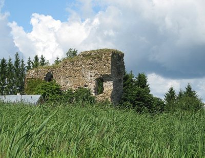 Räägitakse, et Vasknarva kindluse vasest katuse järgi sai küla oma nime.