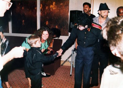 Wade Robson tervitab 1987. aastal Michael Jacksonit. Kaader dokumentaalfilmist „Leaving Neverland”