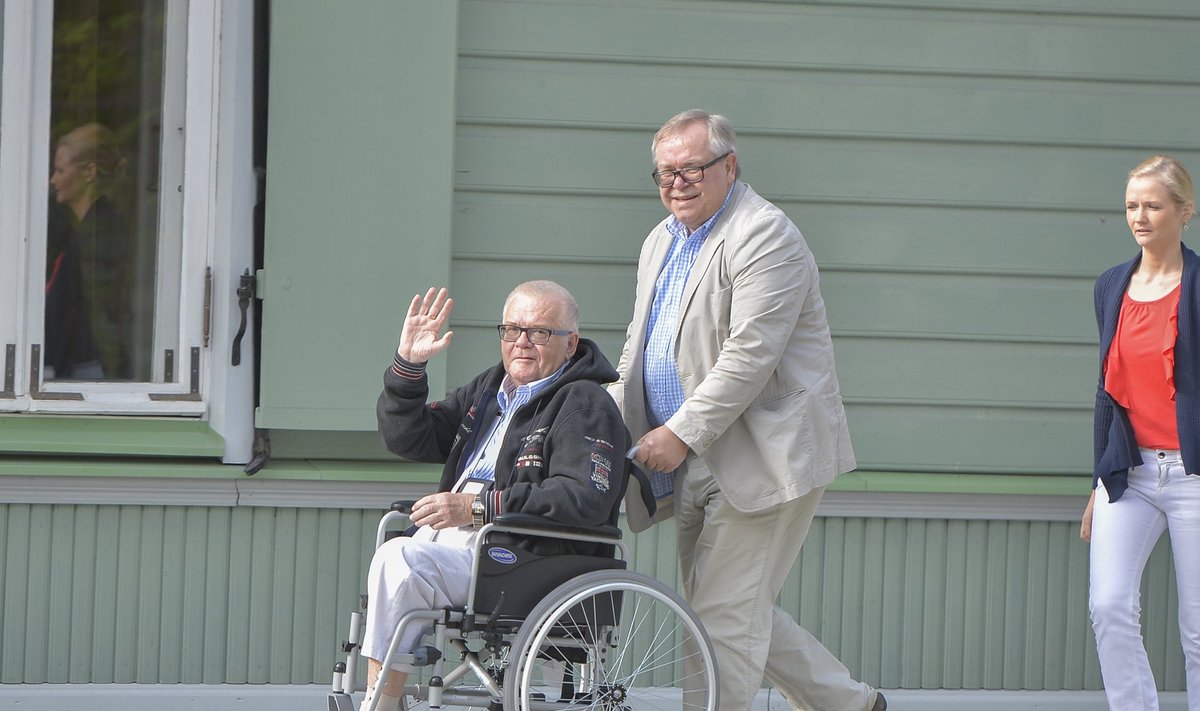 TEMA ISE SÕIDUTATAKSE KOHALE: Edgar Savisaar
lehvitab rõõmsalt kätt, ratastooli lükkab tema
vana sõber Aadu Must, neile järgneb esimehe
lähedaseim aateõde Siret Kotka.