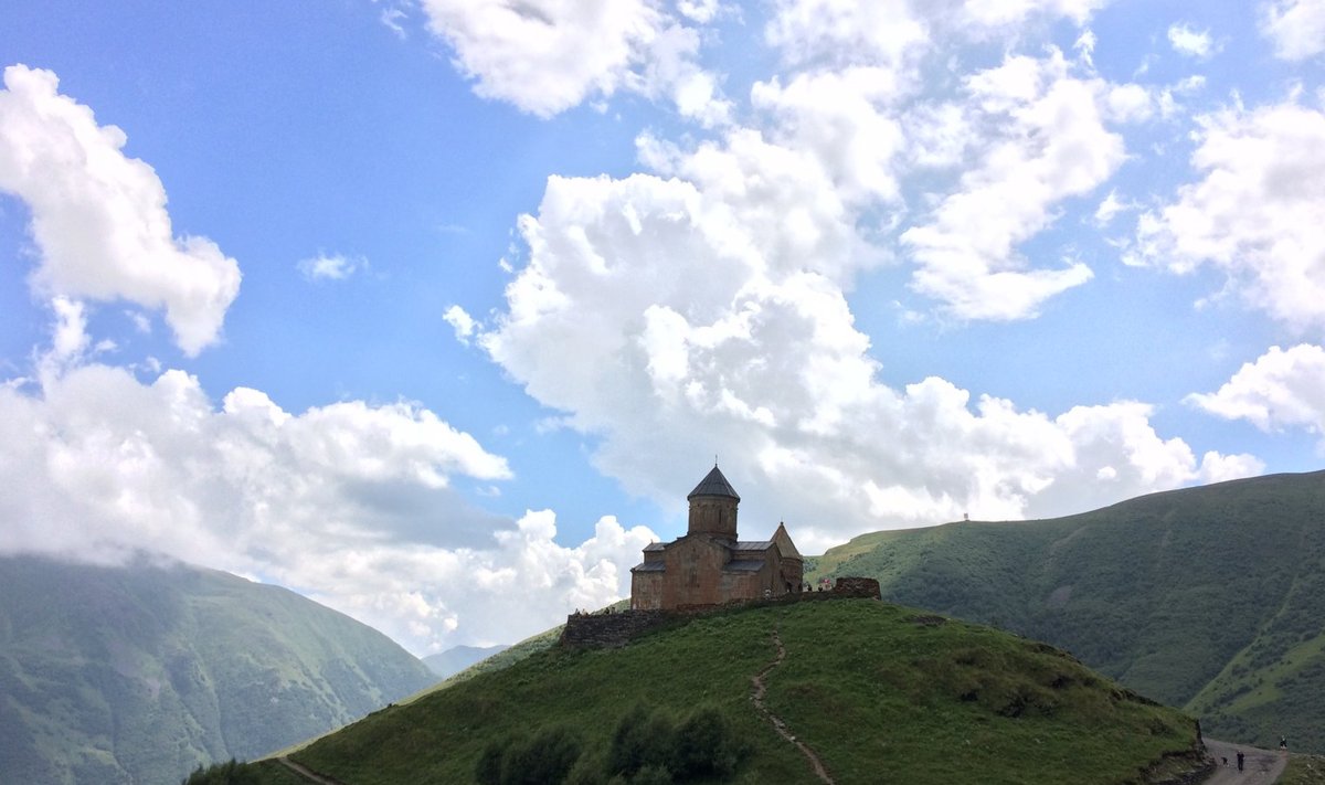 Gergeti Kolmainsuse kirik Kasbeki mäe lähedal