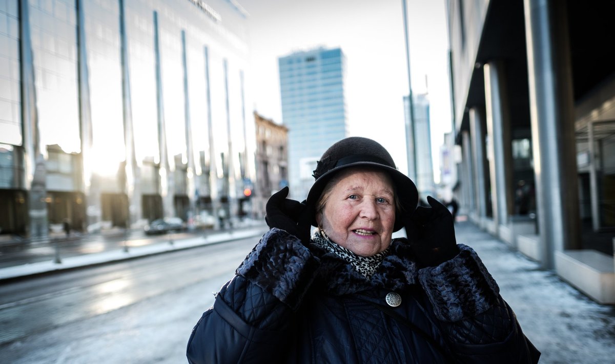 79-aastane Niina Petrova ütles eile, et pensionitõusu oleks vaja küll. Tema pension on 400 eurot, millest piisab, et saada söönuks, aga ilus olemiseks mitte. Suuremate ostude, näiteks proteeside jaoks tuleb pikalt raha koguda.