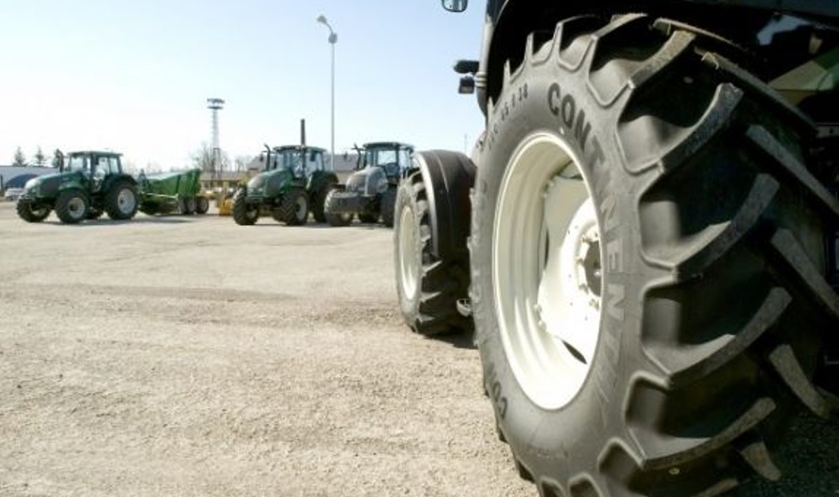 Traktorid müügiplatsil. Sel ja eelmisel aastal on traktorite        müük vähenenud, ometi ei saa traktorita läbi ükski põllumajandusettevõte.