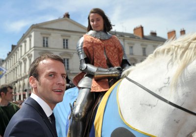 Orléansis vahetas Macron sümboolse käepigistuse Jeanne d´Arci kehastajaga