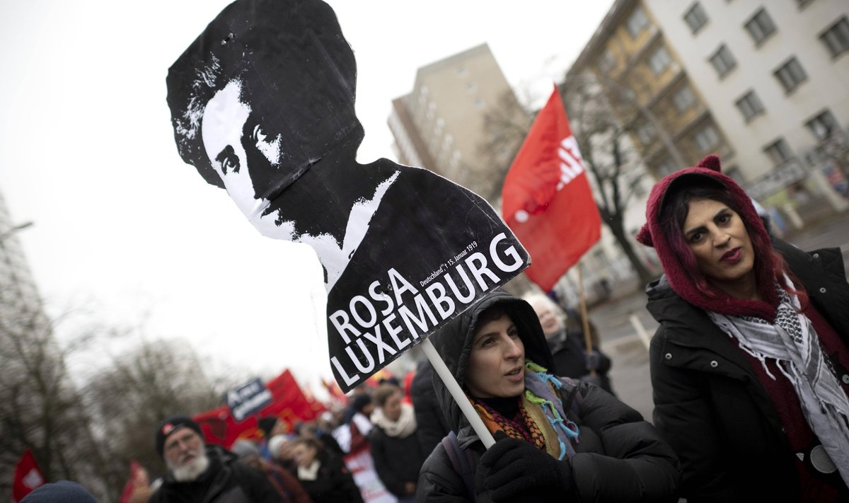 Демонстранты с фотографией Розы Люксембург, Германия, Берлин, 14 января 2024 г.