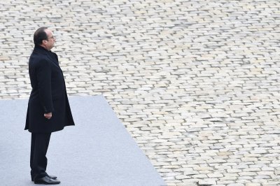 President Hollande novembrikuise terrorirünnaku ohvreid mälestamas