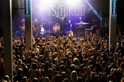 Kosmikute liikme Kõmmari jaoks pühendatud mälestuskontsert 2018. aastal Tallinnas Rock Cafes. 