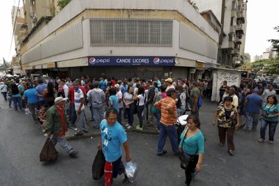 Järjekord Caracase supermarketi uksel