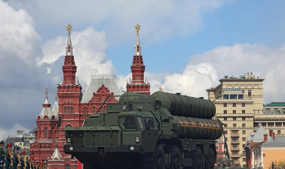 UHKE PARAADIL, ÕNNETU SÕJAS: Venemaa kõige moodsama õhutõrjesüsteemi S-400 kohta on teada, et see on väga kallis. Aga kui edukas on see olnud sõjas? Seni on Venemaa kaotanud kolm sellist raketiplatvormi.