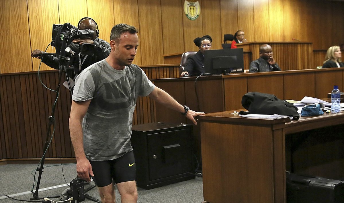 Oscar Pistorius eelnevatel kohtuistungitel juhtunu kohta selgitusi jagamas
