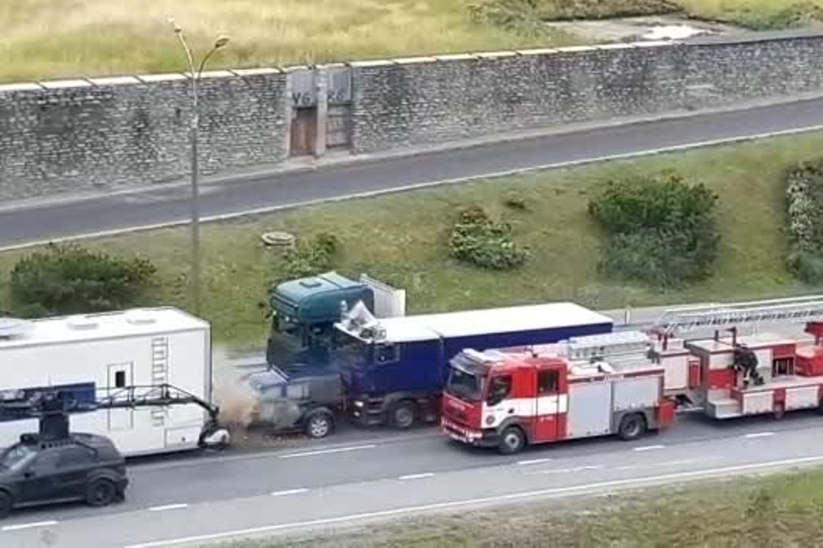 ВИДЕО DELFI: Грузовик таранит маленький автомобиль. Много дыма во время  съемок в 