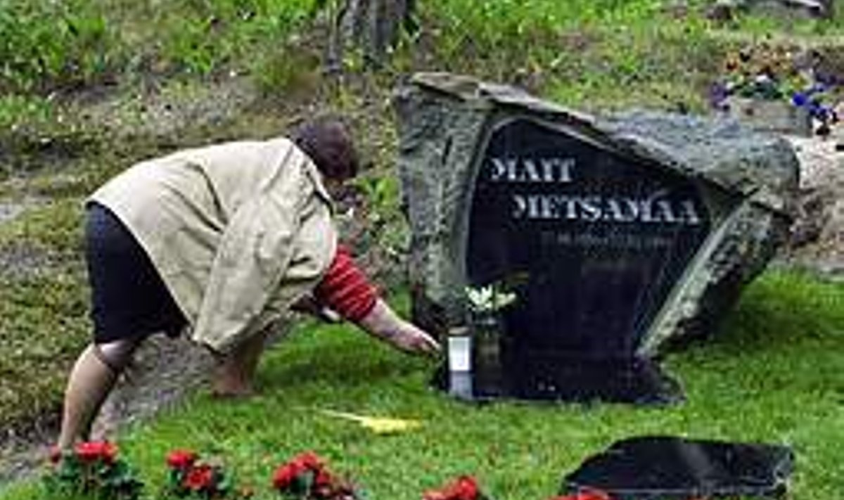 Ema paneb mõrvatud turismiärimehe ja poliitiku Mait Metsamaa (1956–1999) hauale lilli, Metsakalmistu. Tiit Blaat