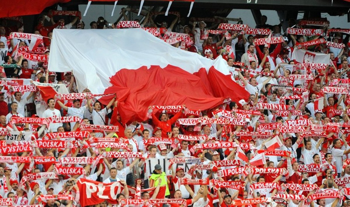 Polish fans cheer during the Euro 2008 Championships Group B football match Poland vs. Croatia on June 16, 2008 at Woerthersee Stadium in Klagenfurt, Austria.     AFP PHOTO / JANEK SKARZYNSKI   -- MOBILE SERVICES OUT --