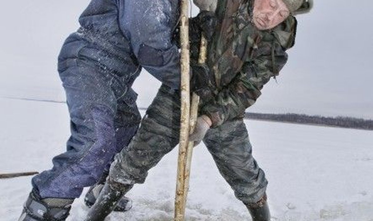 Mõrdasid kandvate kaselattide jääpõhja tagumine võtab Boriss Rõžovil ja Vladimir Rõbakovil naha päris palavaks.