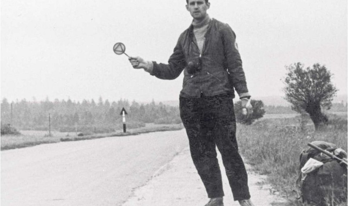 Ivar Vilde isevalmistatud autostopisauaga aastal 1962.Foto: Maanteemuuseum