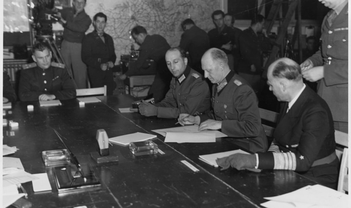 Generaloberst Jodl kirjutab alla kapitulatsiooniaktile Reimsis 7. mail 1945