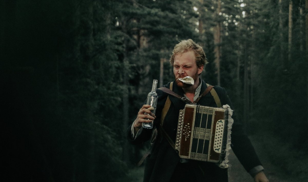 Aksel sööb välja lunastud veksli ja rüüpab viina peale.