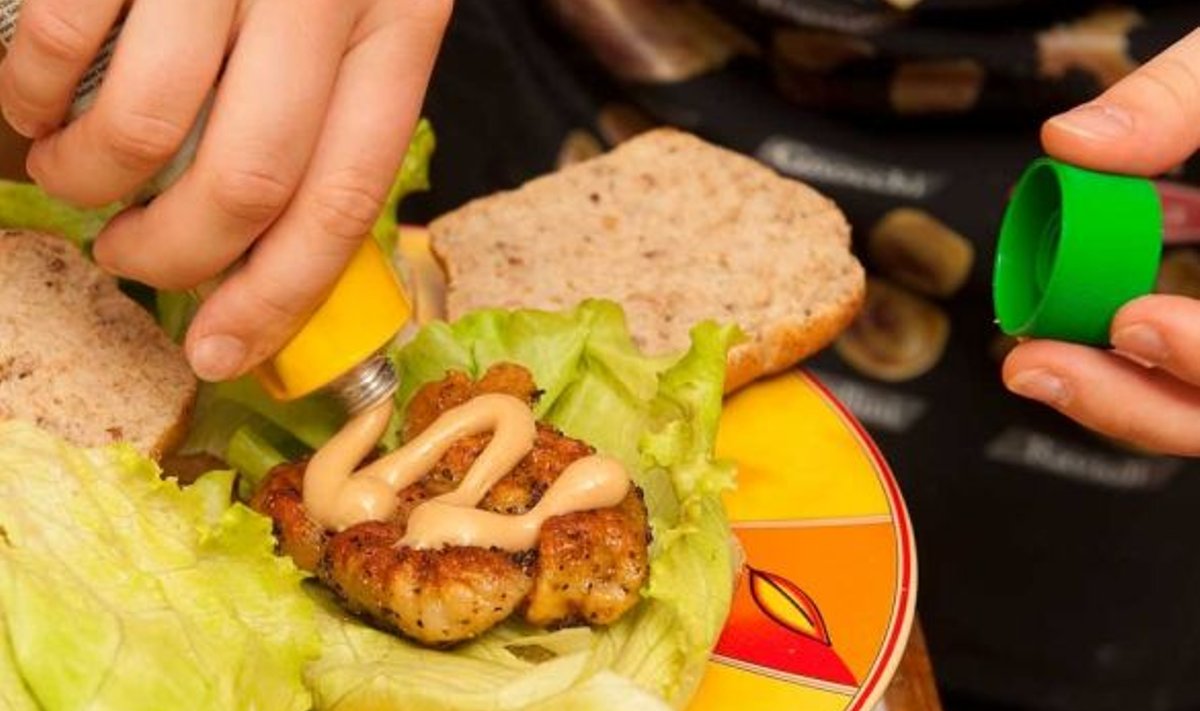Seitani hamburger: Kui seitan on valmis, saab seda töödelda nagu tavalist liha. Pärast pipra ja sojakastmega maitsestamist maitses seesama pihv siin burgeri vahel nagu šnitsel - pealt krõbe ning seest pehme ja mahlane. (Vallo Kruuser)