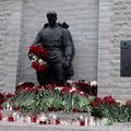 ФОТО И ВИДЕО | К Бронзовому солдату в честь 9 мая несут цветы