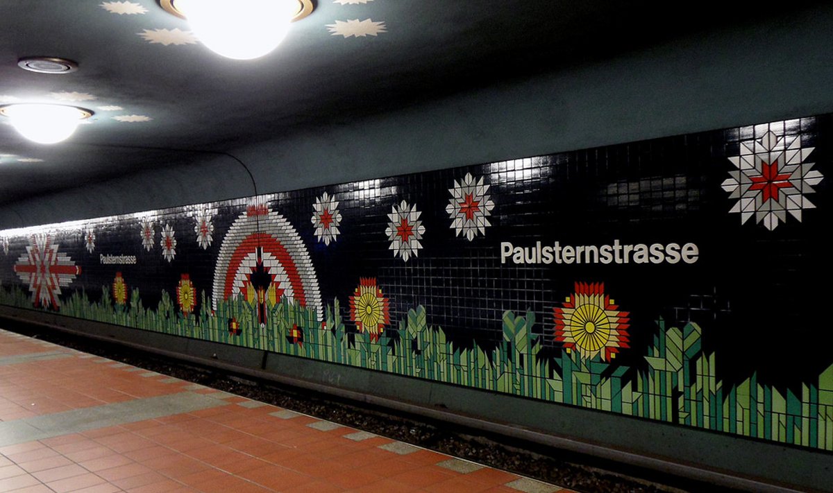 Paulsternstraße metroojaam, lõbus värvilaik linnapildis