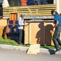 СКАНДАЛ в эстонском селе: должников выставили на улицу вместе с мебелью и горячей яичницей