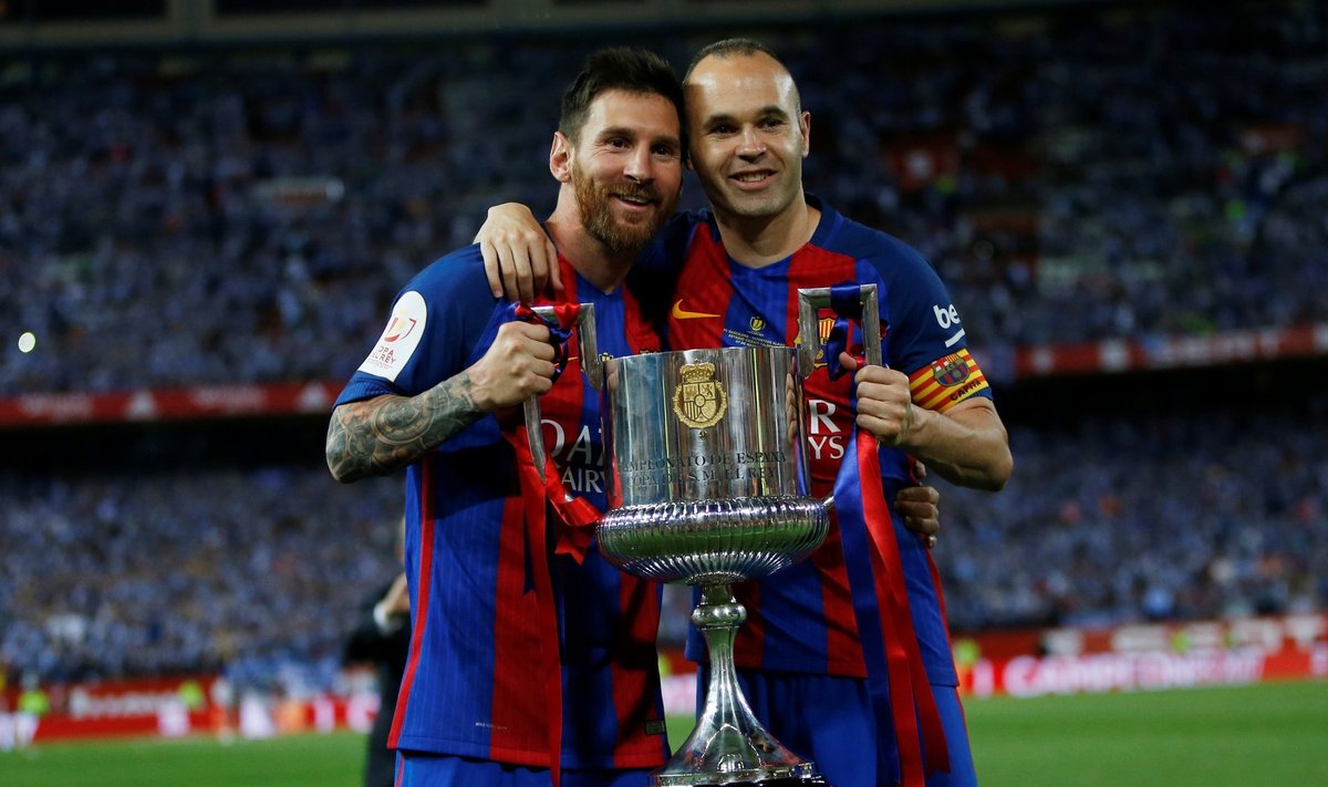 Andres Iniesta ja Lionel Messi võidukarikaga