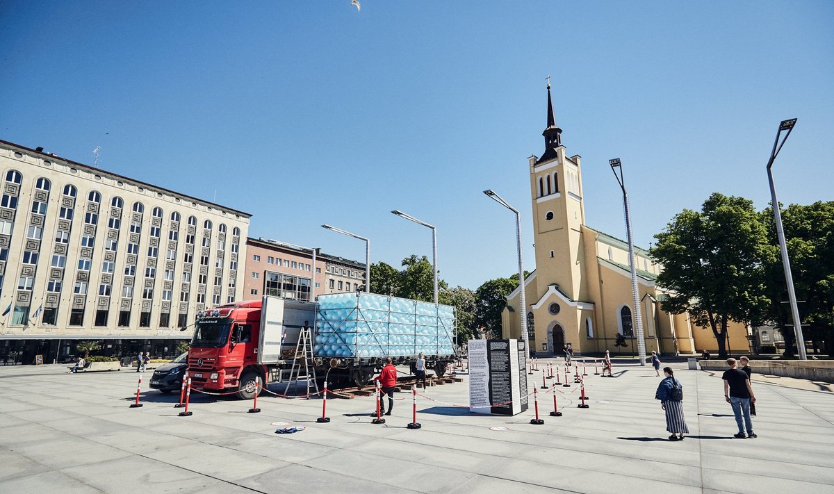Inimõiguste Instituut meenutab juuniküüditamise ohvreid Tallinnas Vabaduse väljakul “Pisarate vaguni” installatsiooniga, mis on avatud 13. ja 14. juunil. Lisaks kuvatakse Vabaduse väljaku ekraanil rohkem kui 12 000 represseeritu nime, keda 1941. aastal toimunu otseselt puudutas.