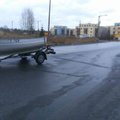 ФОТО: В Таллинне отцепившийся от одного автомобиля прицеп с лодкой врезался в другой