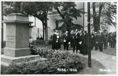 Külalised imetlemas Gustav II Adolfi monumenti Tartu Ülikooli peahoone taga