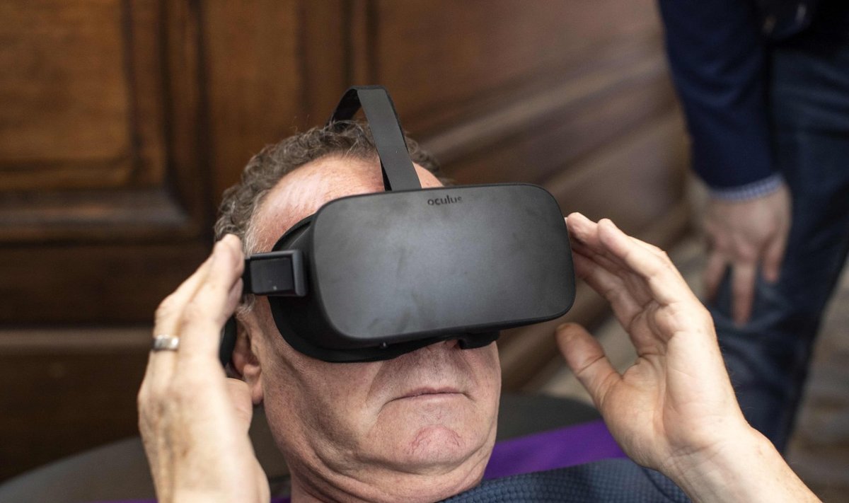 Messikülastaja proovib VR-seadmega, kuidas Sarcos olla on.