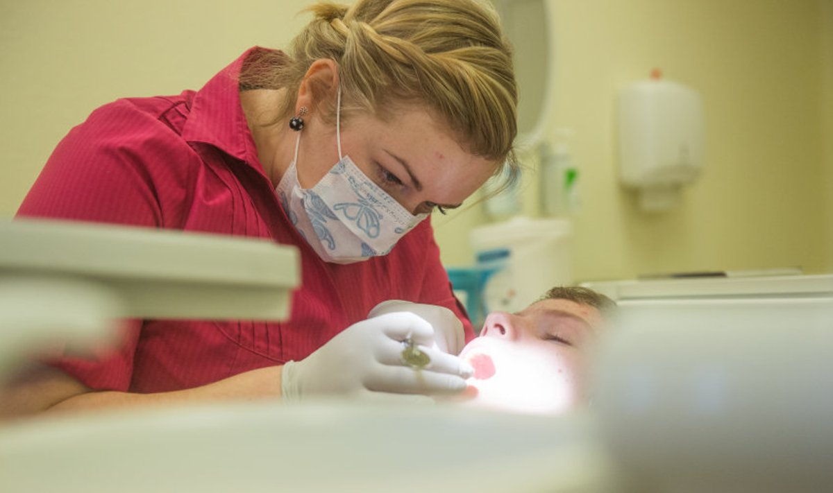 Kadrina hambaarst doktor Jane Pulver rõhutab riikliku hambaravihüvitise taastamise vajadust ja seda, et vanemad laste tasuta hambaravi võimalust kasutaksid. 