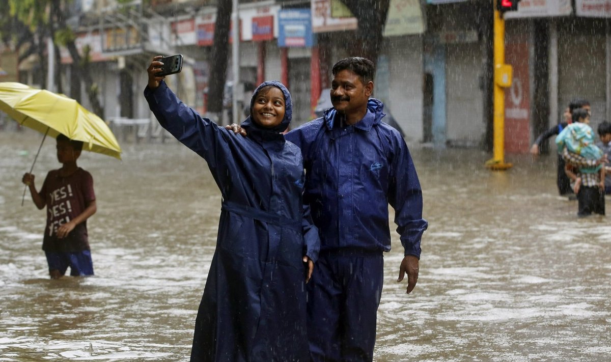 Juuni 2015. Vihm on Mumbai üle ujutanud, aga see ei takista tänaval rõõmsalt selfie'tamast! (Foto: AP)