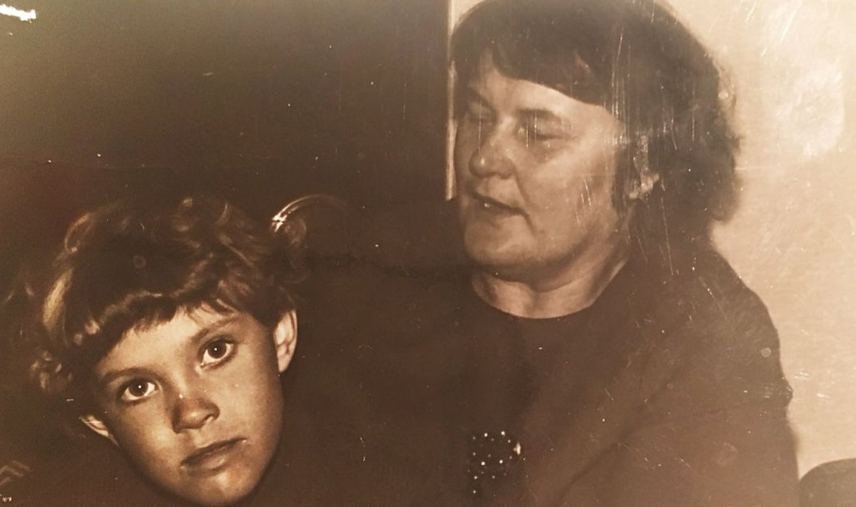 KAKS PÕLVKONDA: Kirsti Vainküla ja tema vanaema Helvetiine Toom 1970ndate lõpus.